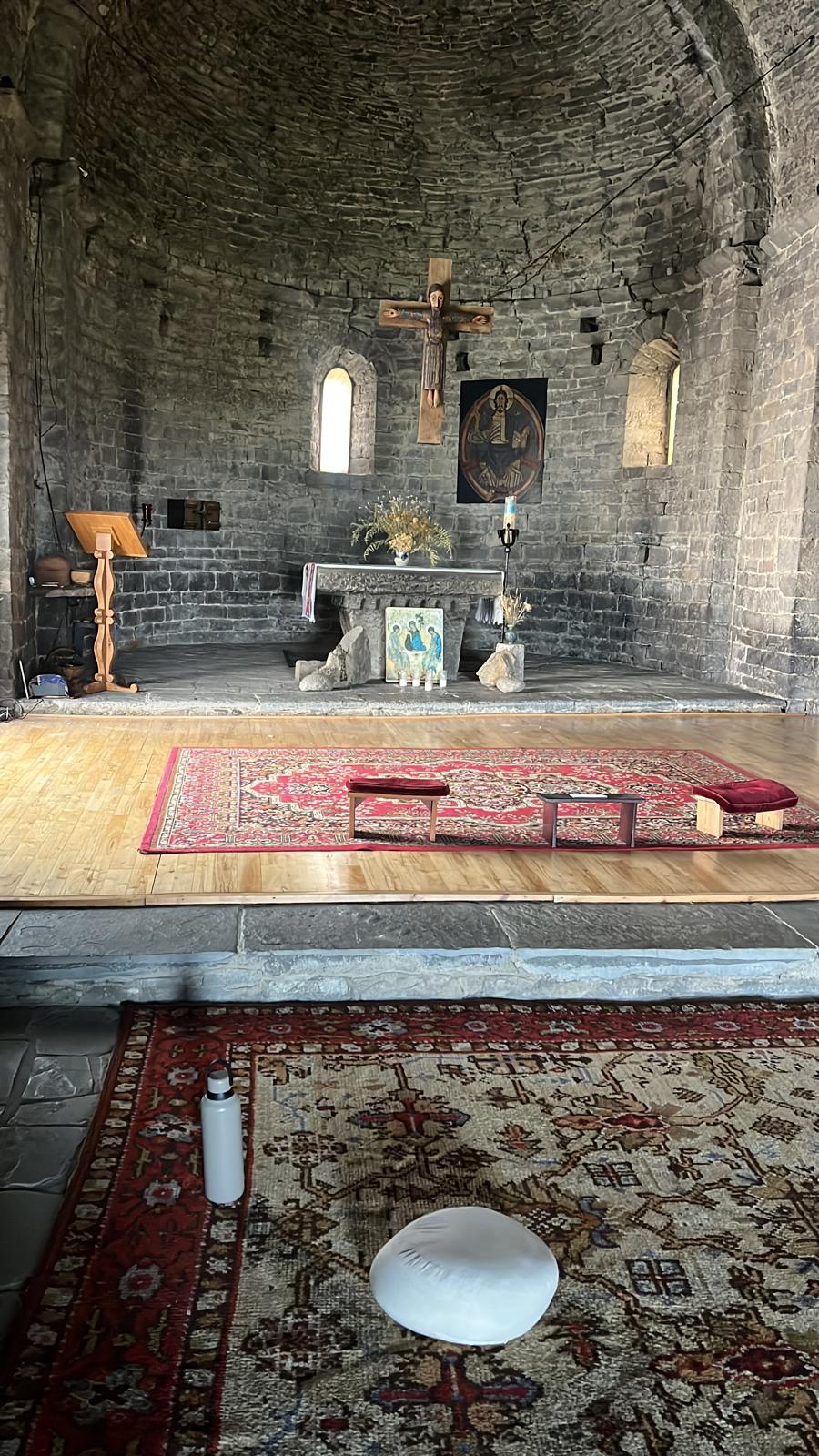 Interior de la ermita, con el altar